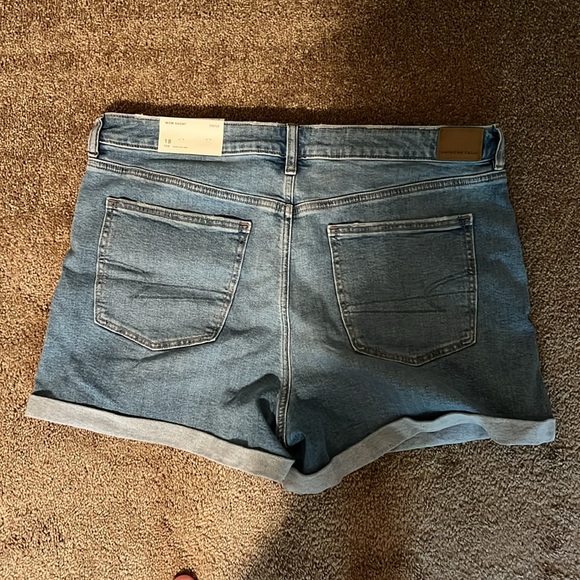 NWT American Eagle Mom Jean Short - Picture 2 of 5